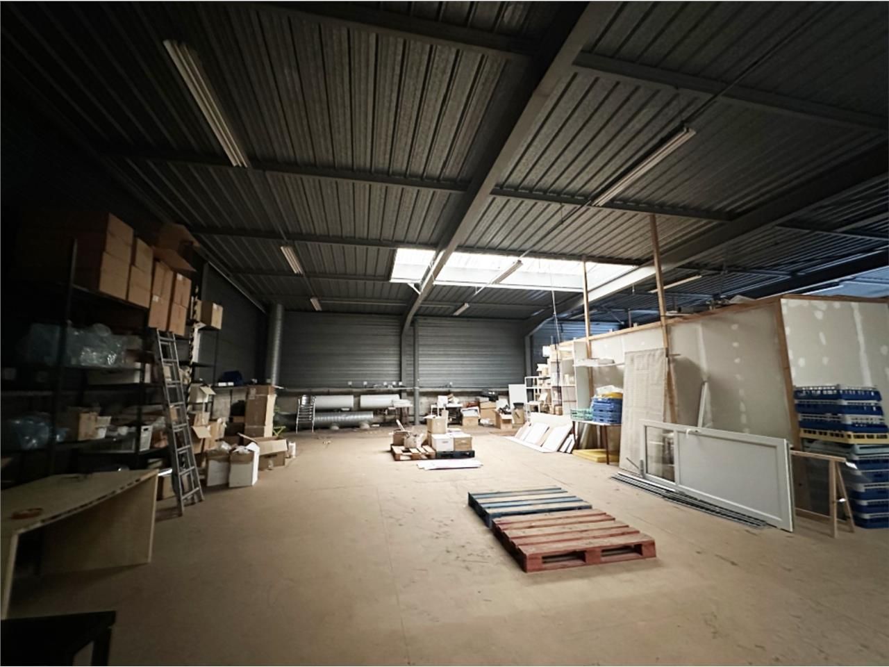 CBRE vous propose à vendre ou à louer, un entrepô