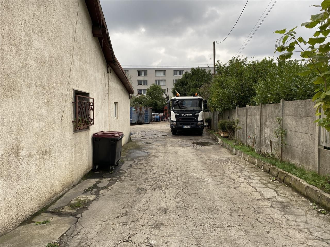 CBRE vous propose à louer un terrain bitumé situé