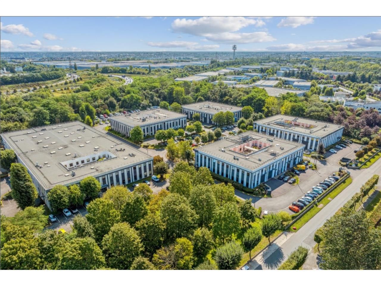 CBRE vous propose à louer lots d'activités situés