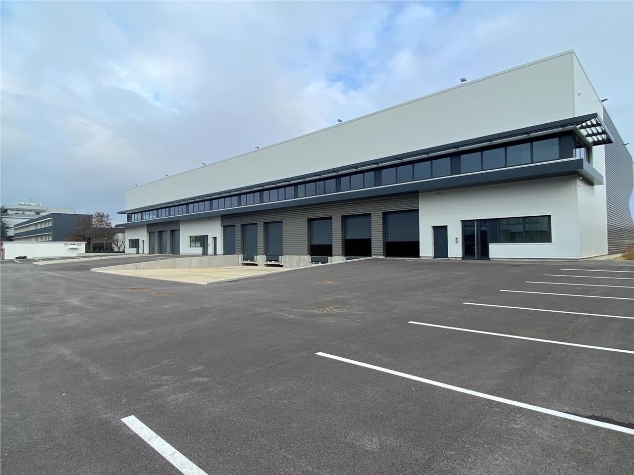 CBRE vous propose à vendre ou à louer, un bâtimen