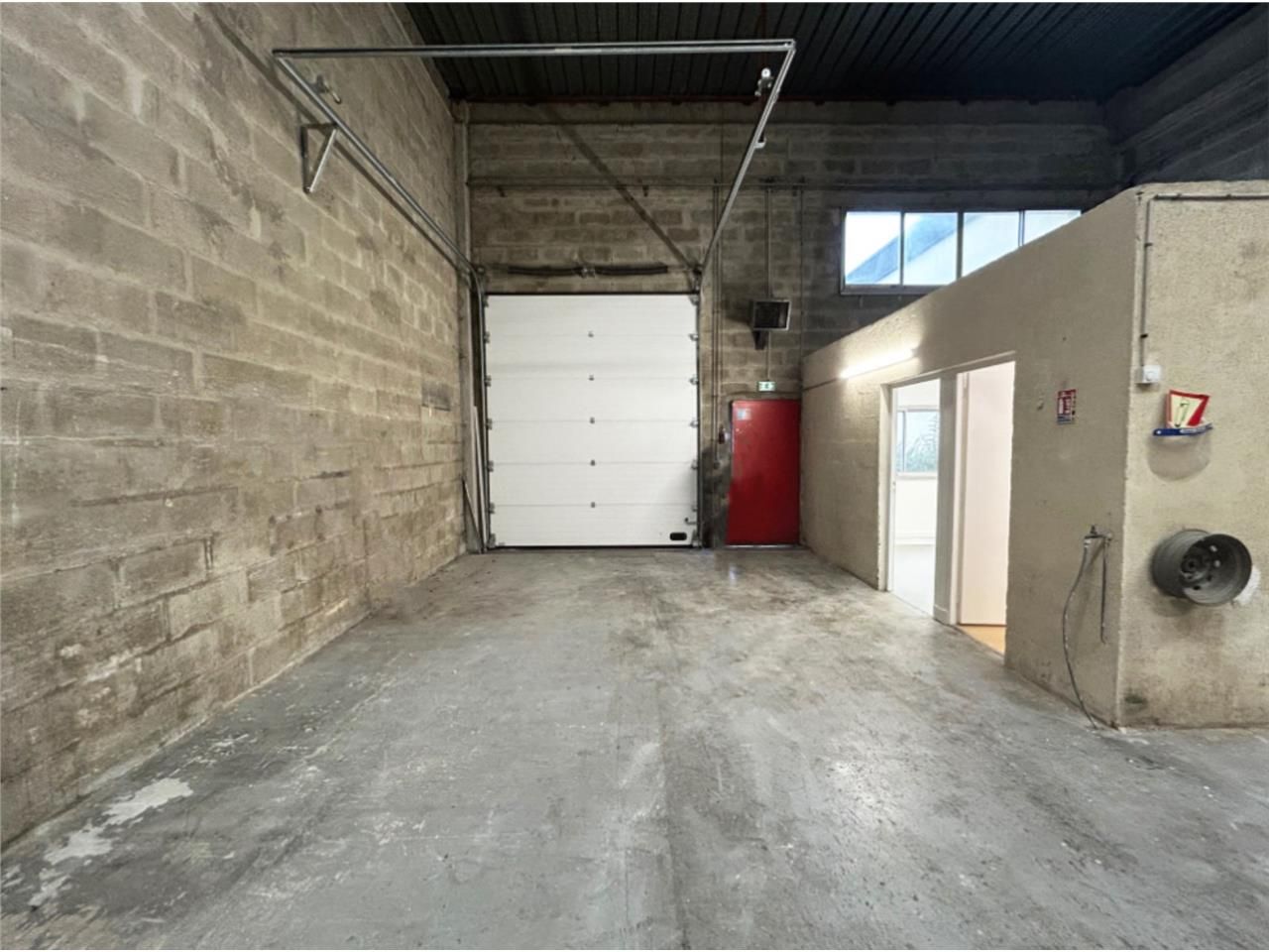 CBRE vous propose à louer, un entrepôt/local d'ac