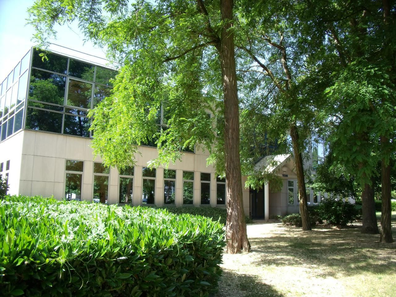 228 m² pour ce bureaux en location à Éragny