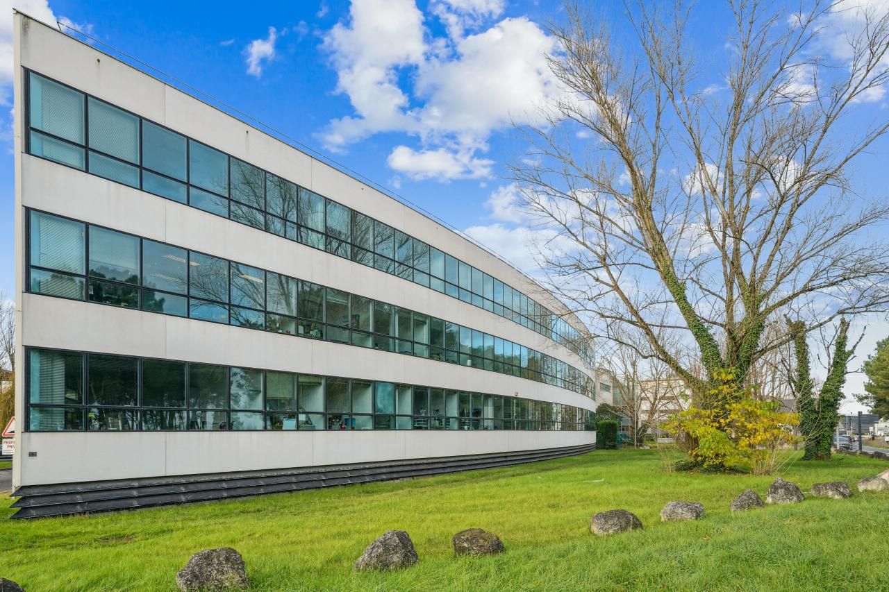 1955 m² pour ce bureaux en location à Bruges