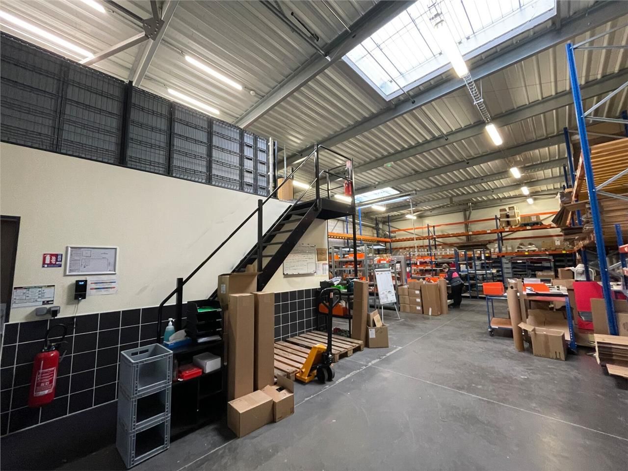 Idéal artisans - Cellules d'environ 271 m2 récent