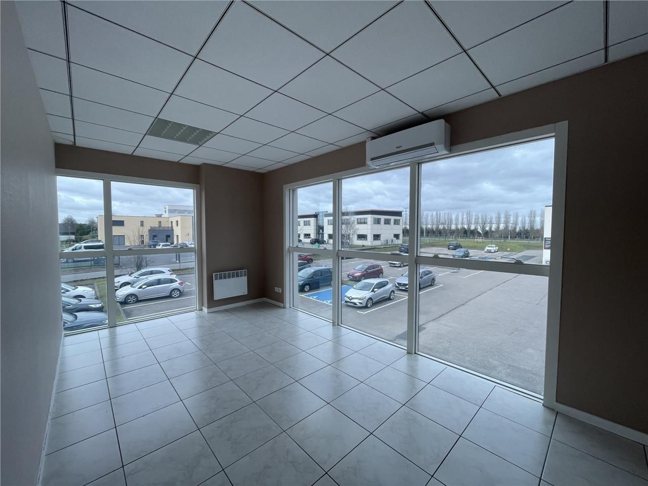 Plateau de bureaux lumineux idéalement situé dans