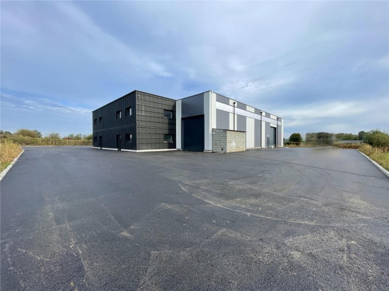 Bâtiment récent à proximité directe de l'autorout