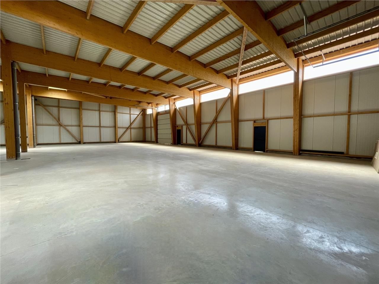 Bâtiment récent à proximité directe de l'autorout