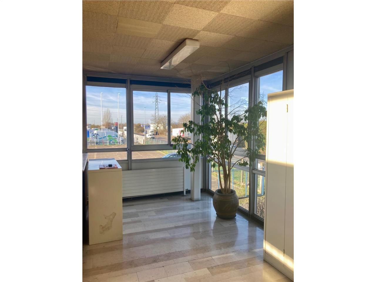 Plateau de bureaux divisible proposant de nombreu