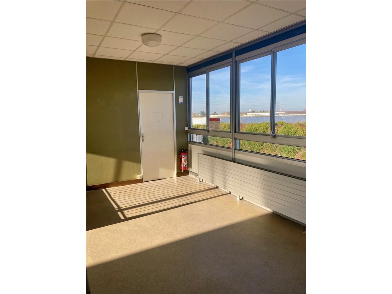 Plateau de bureaux divisible proposant de nombreu