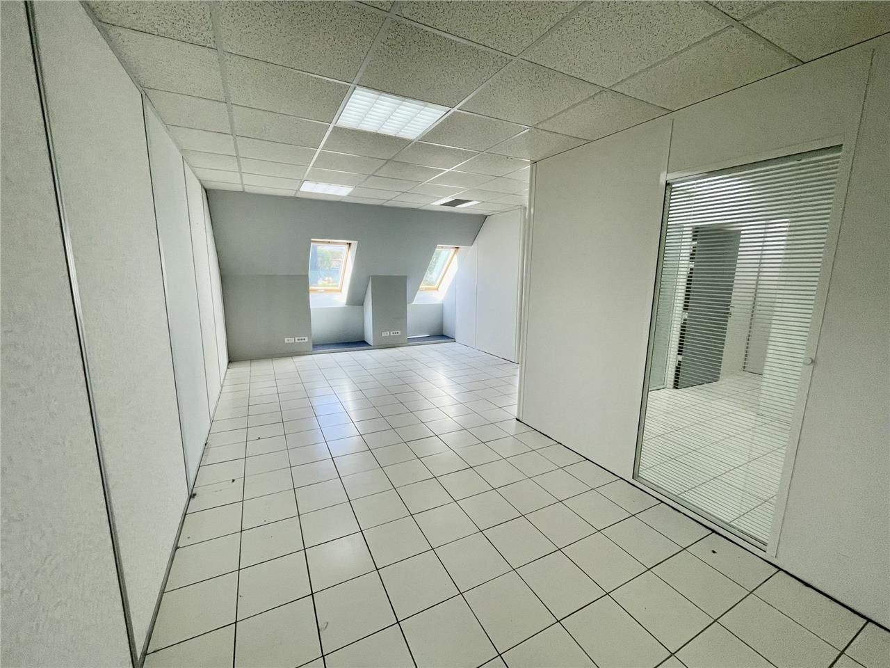 Au sein d'un immeuble de bureaux de plein-pied, u