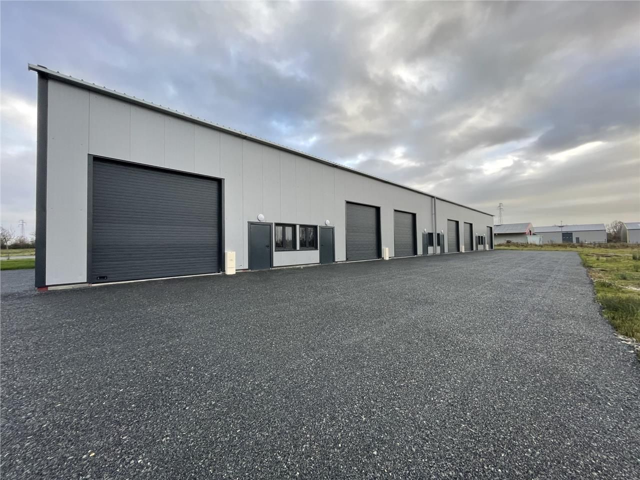 Bâtiment d'activité neuf comportant plusieurs cel