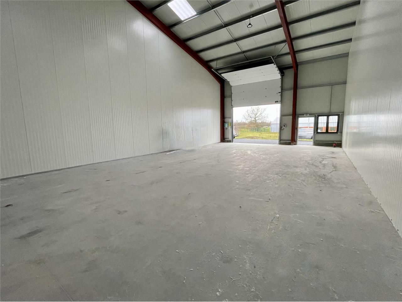 Bâtiment d'activité neuf comportant plusieurs cel