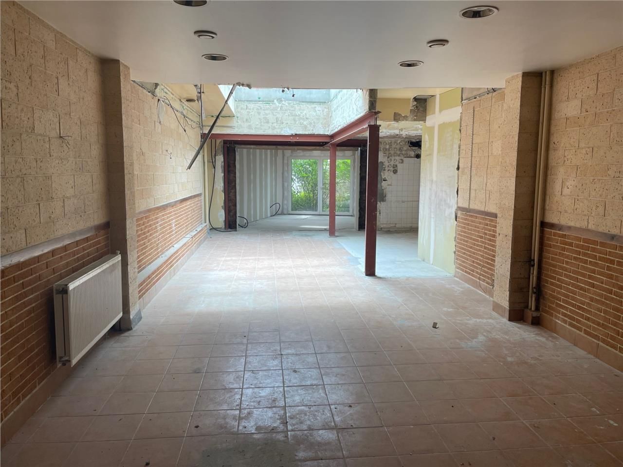 Local commercial avec belle vitrine situé en hype