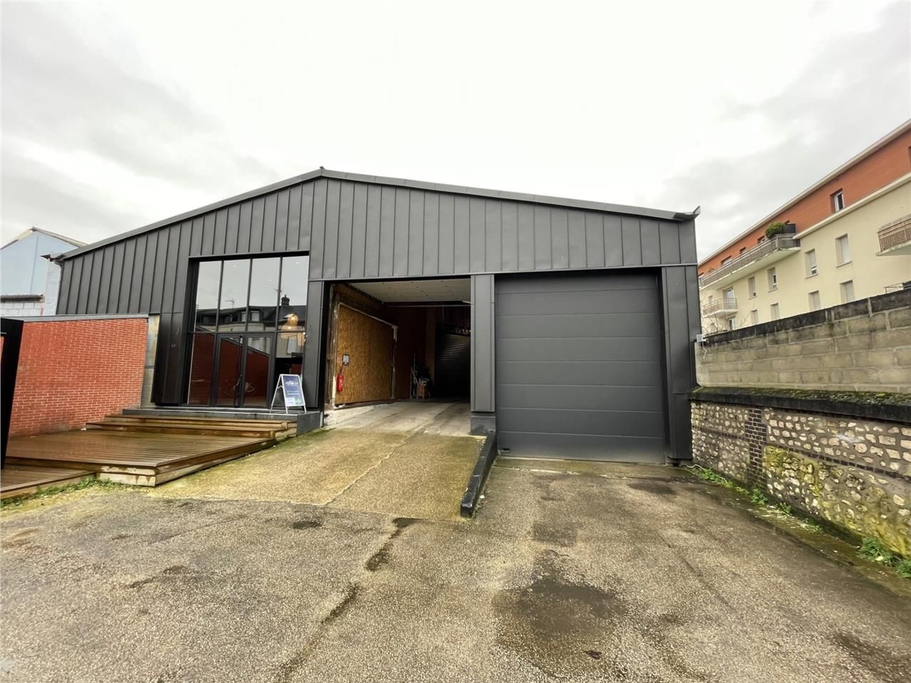 A LOUER - LOCAL D'ACTIVITE AVEC 1 QUAI