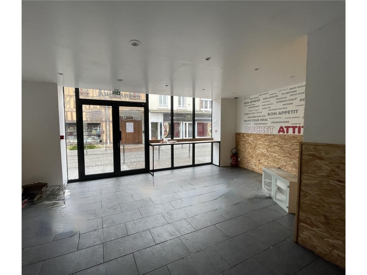 Belle surface avec vitrine située en hyper centre