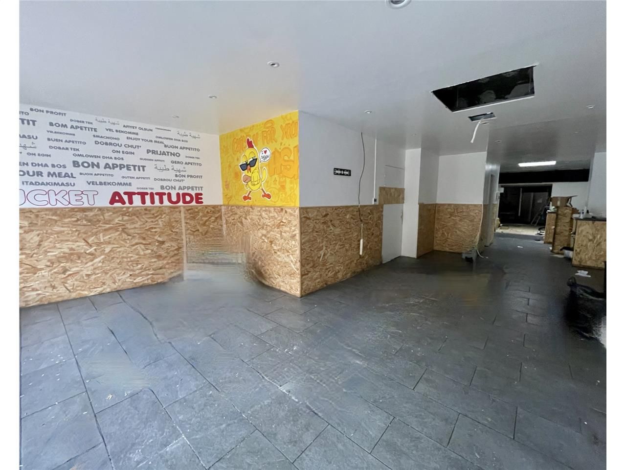 Belle surface avec vitrine située en hyper centre