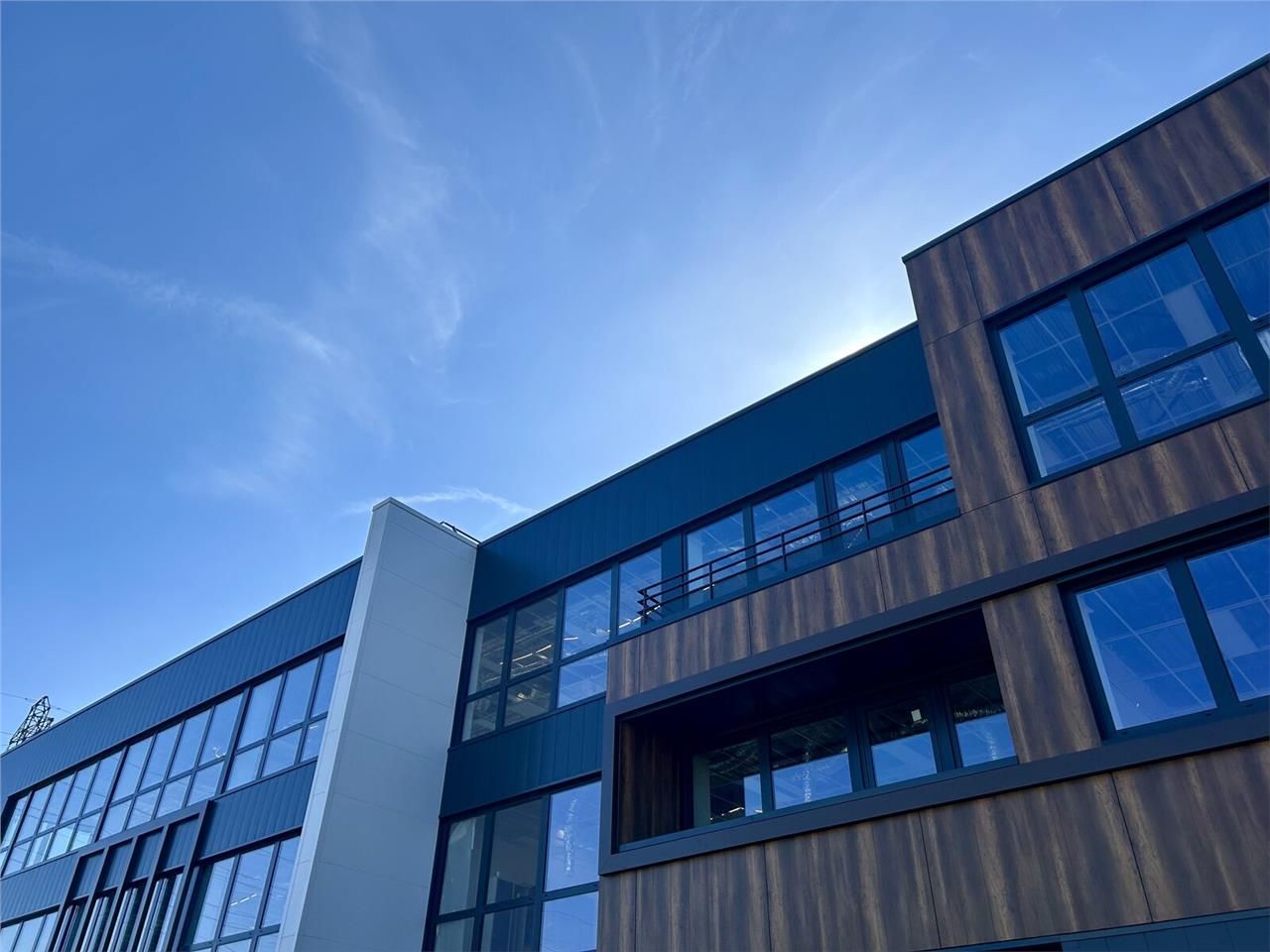 Immeuble de standing dans une zone d'activité en 