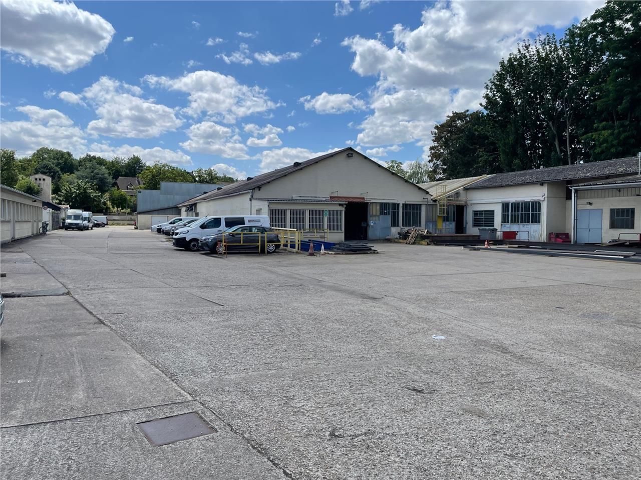 Ensemble de locaux d'activité d'env 4 100 m2 expl