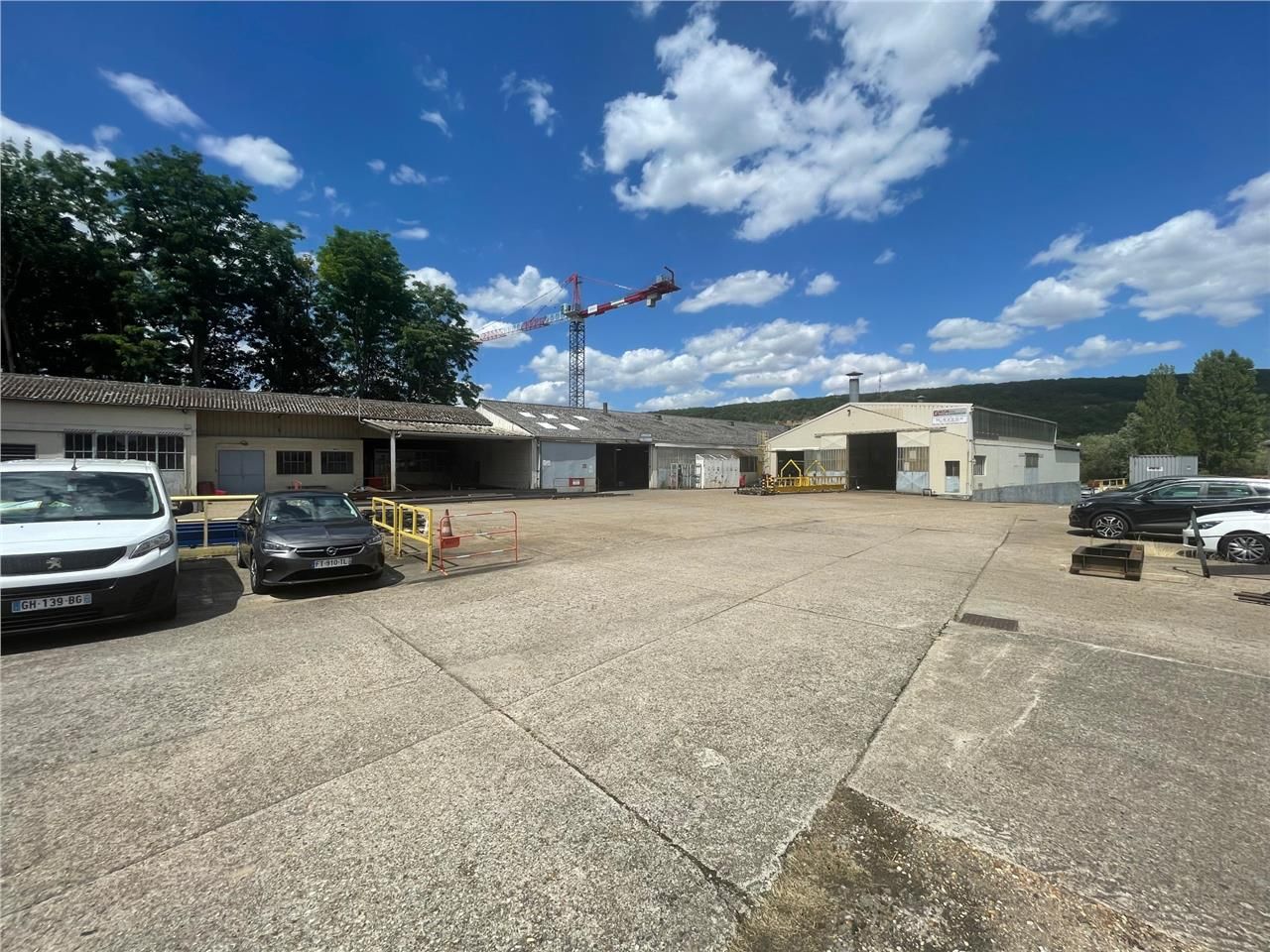 Ensemble de locaux d'activité d'env 4 100 m2 expl