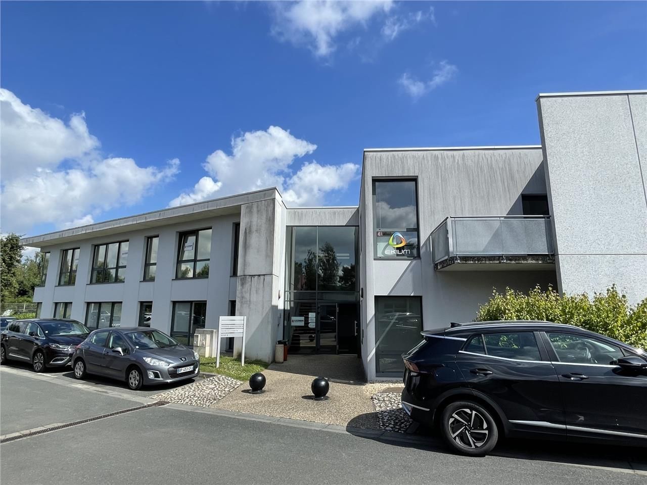 Immeuble situé dans un environnement verdoyant di