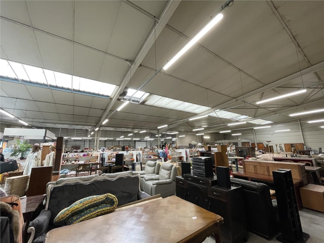 Idéal Négoce - Bâtiment bénéficiant d'une belle v