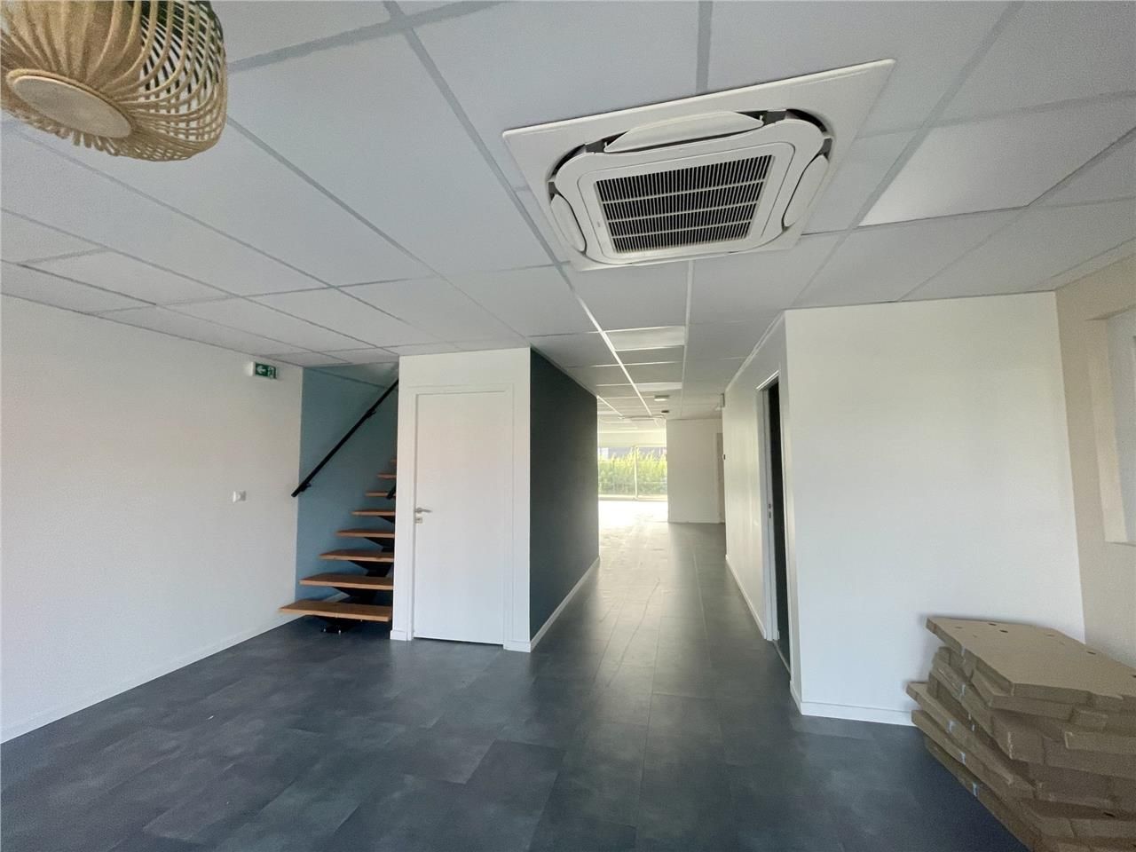 Ensemble de bureaux récent et fonctionnel avec pa