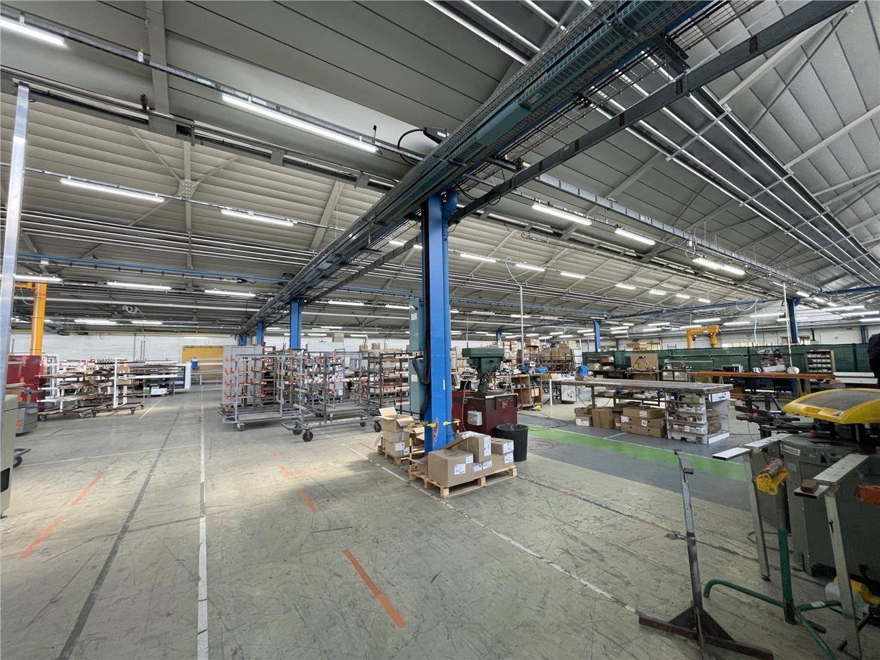 Belle surface de locaux d'activités avec bureaux 