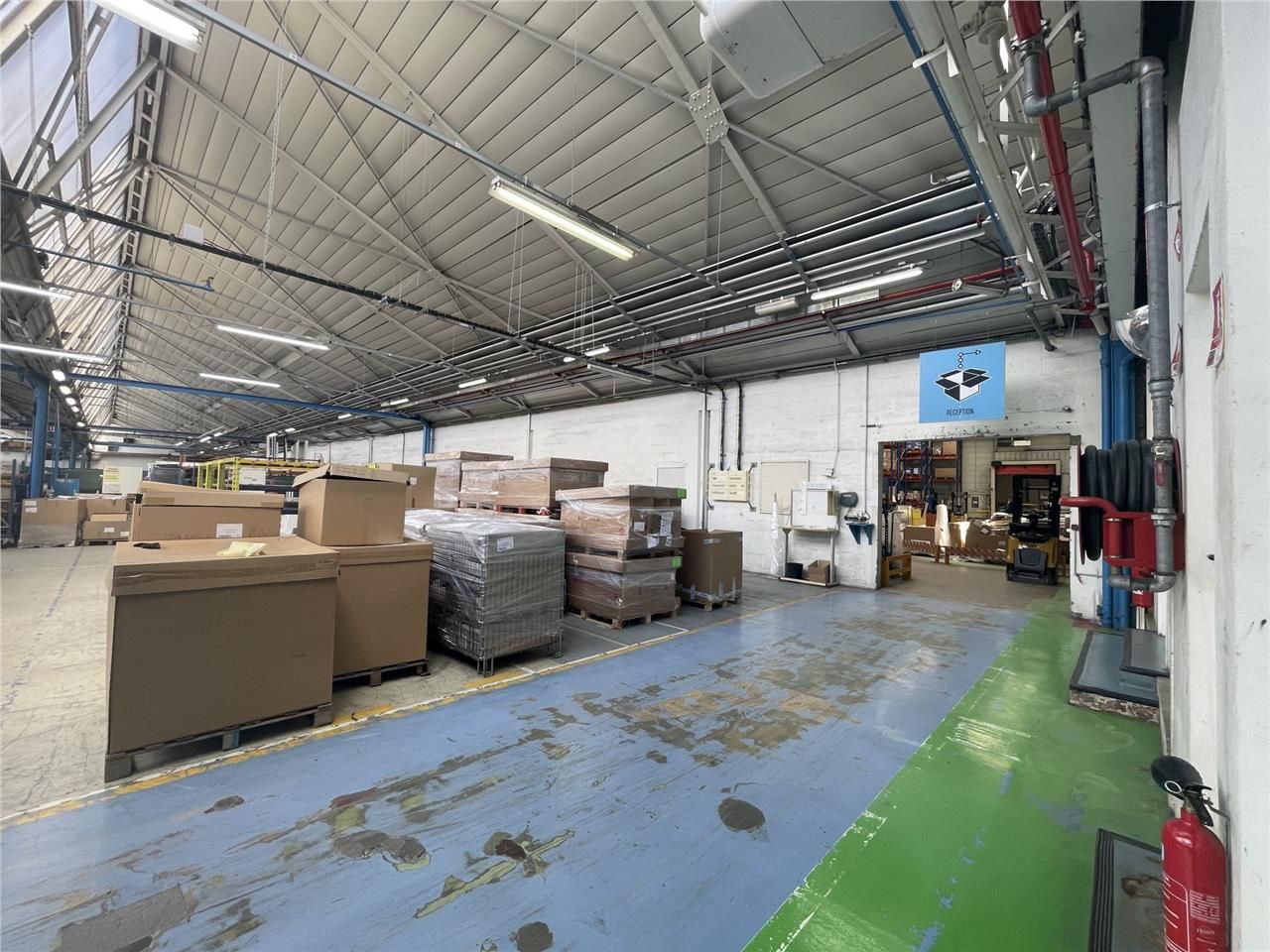 Belle surface de locaux d'activités avec bureaux 