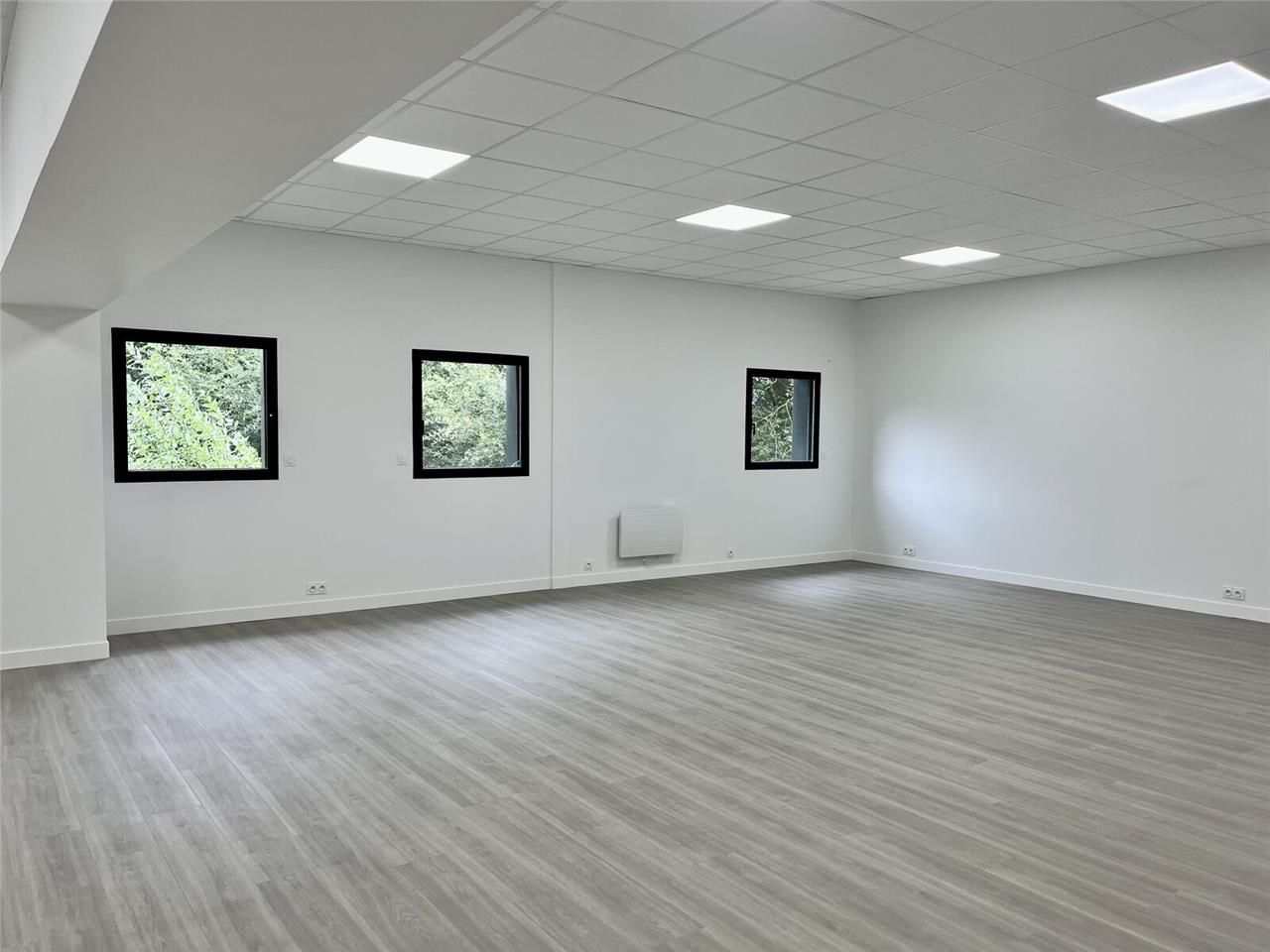 Bureaux de 96 m² non divisibles à Louer à PREAUX