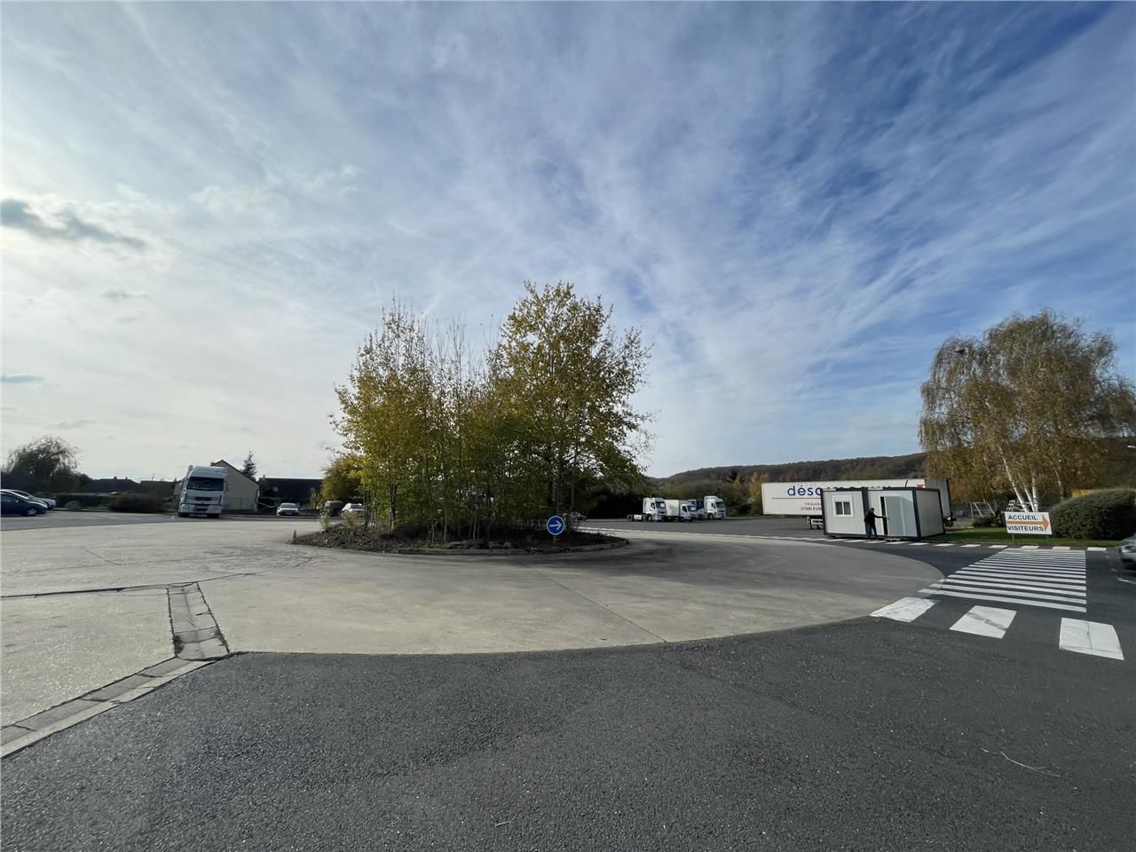 Belle surface de stockage extérieur bitumée à pro