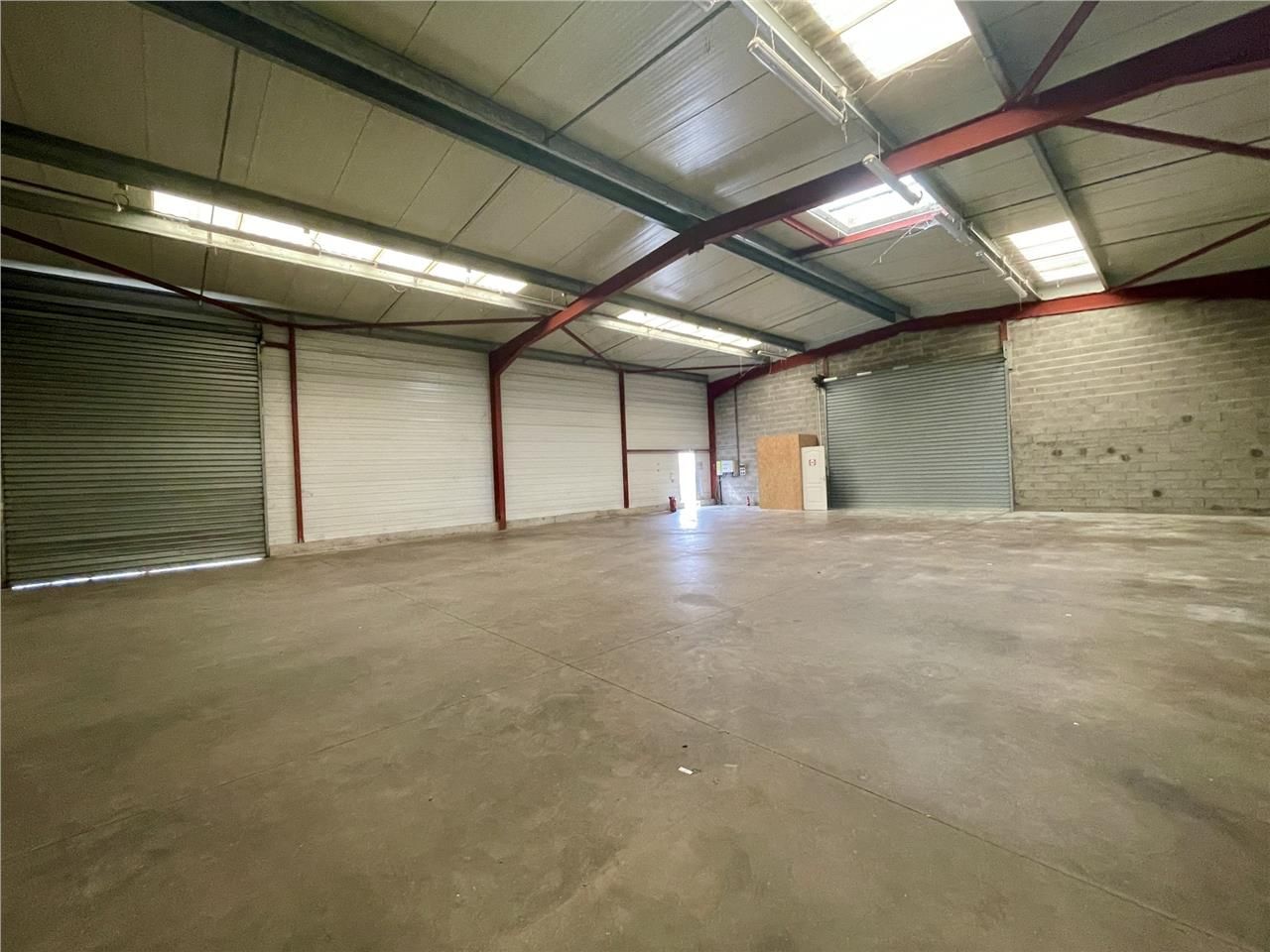 Idéal stockage, bâtiment entièrement isolé avec a