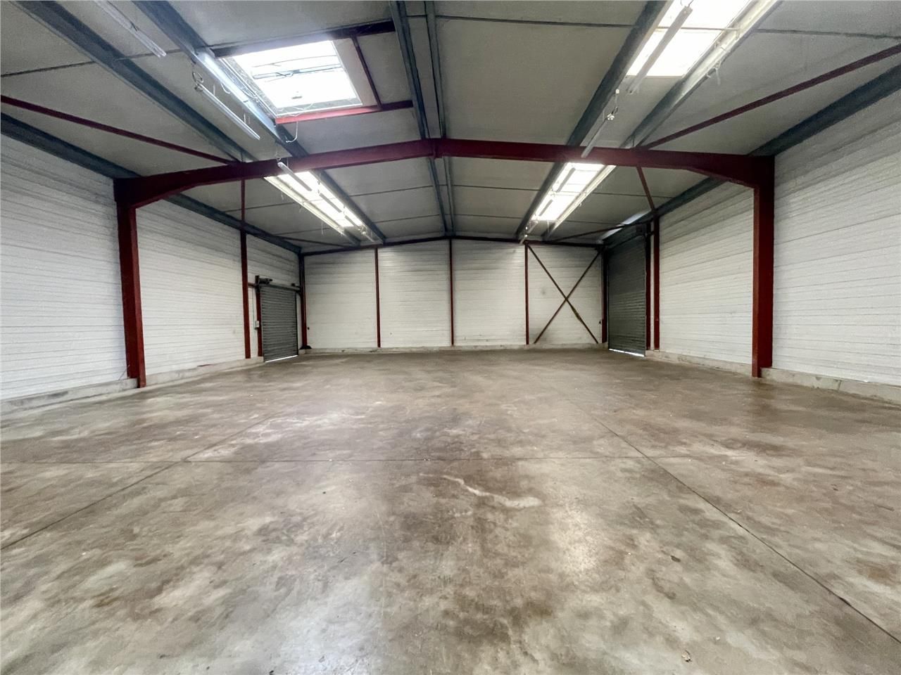 Idéal stockage, bâtiment entièrement isolé avec a