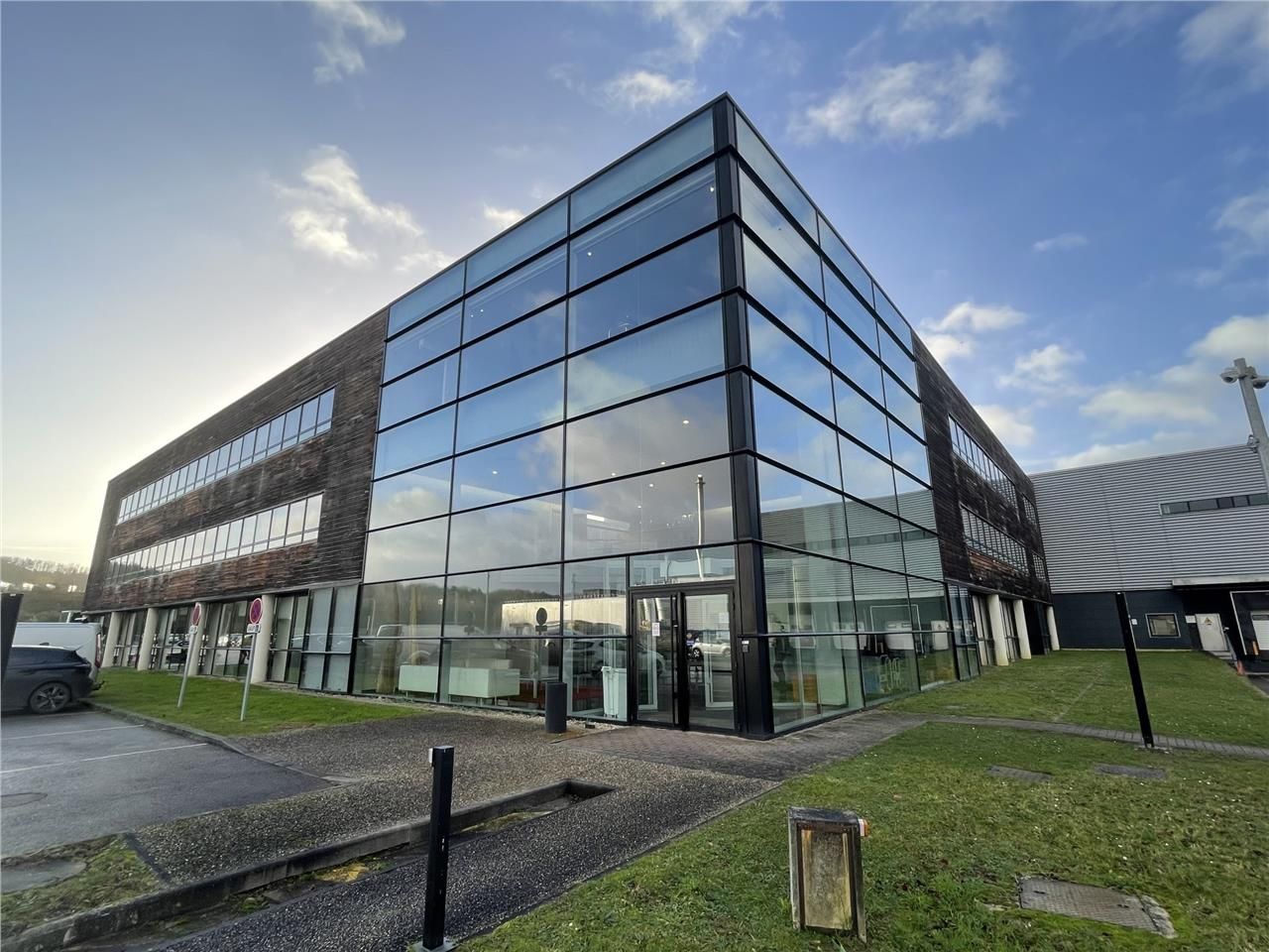 Offre rare d'immeuble tertiaire sur une zone indu