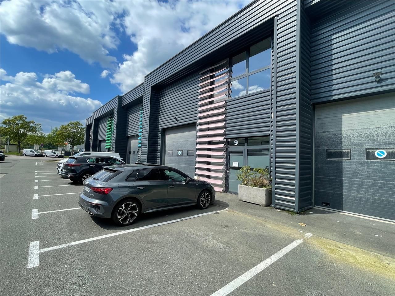 Proche A13, Local d'activité de 210 m2 disponible