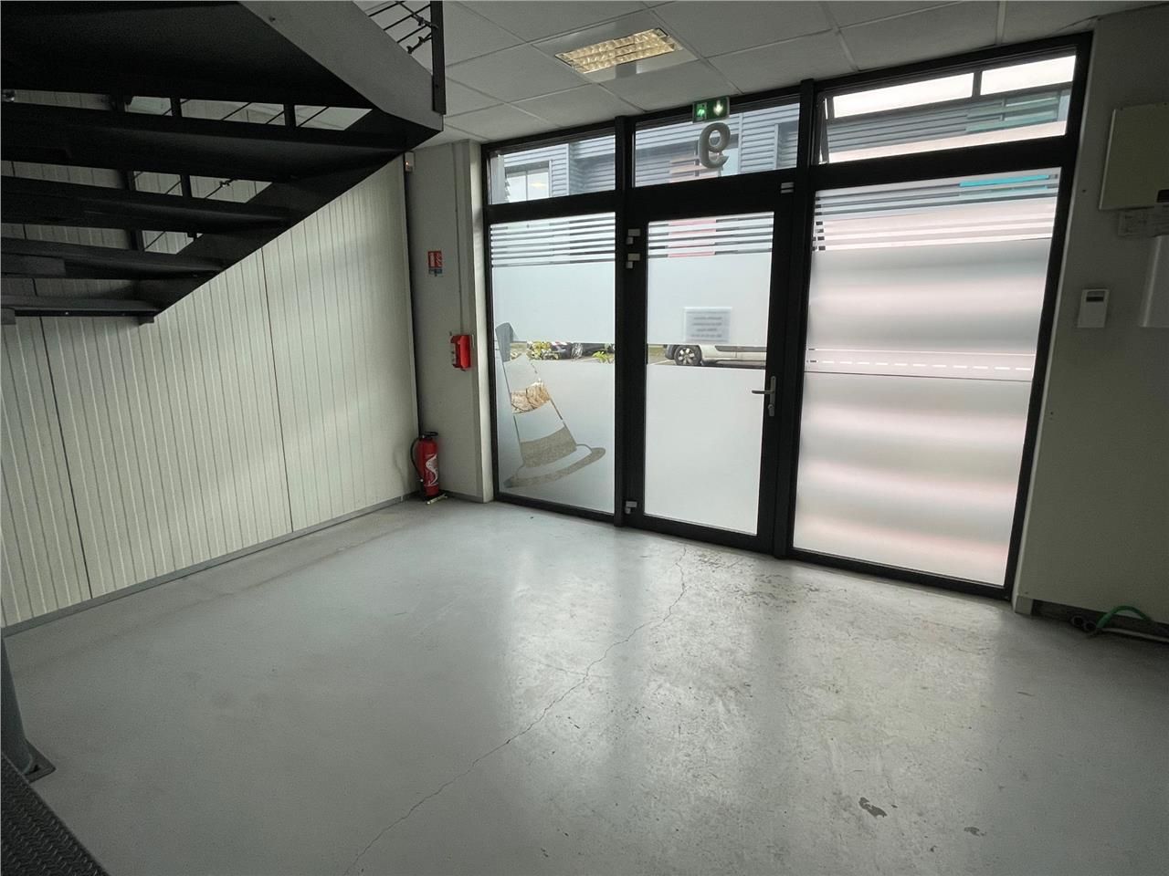 Proche A13, Local d'activité de 210 m2 disponible