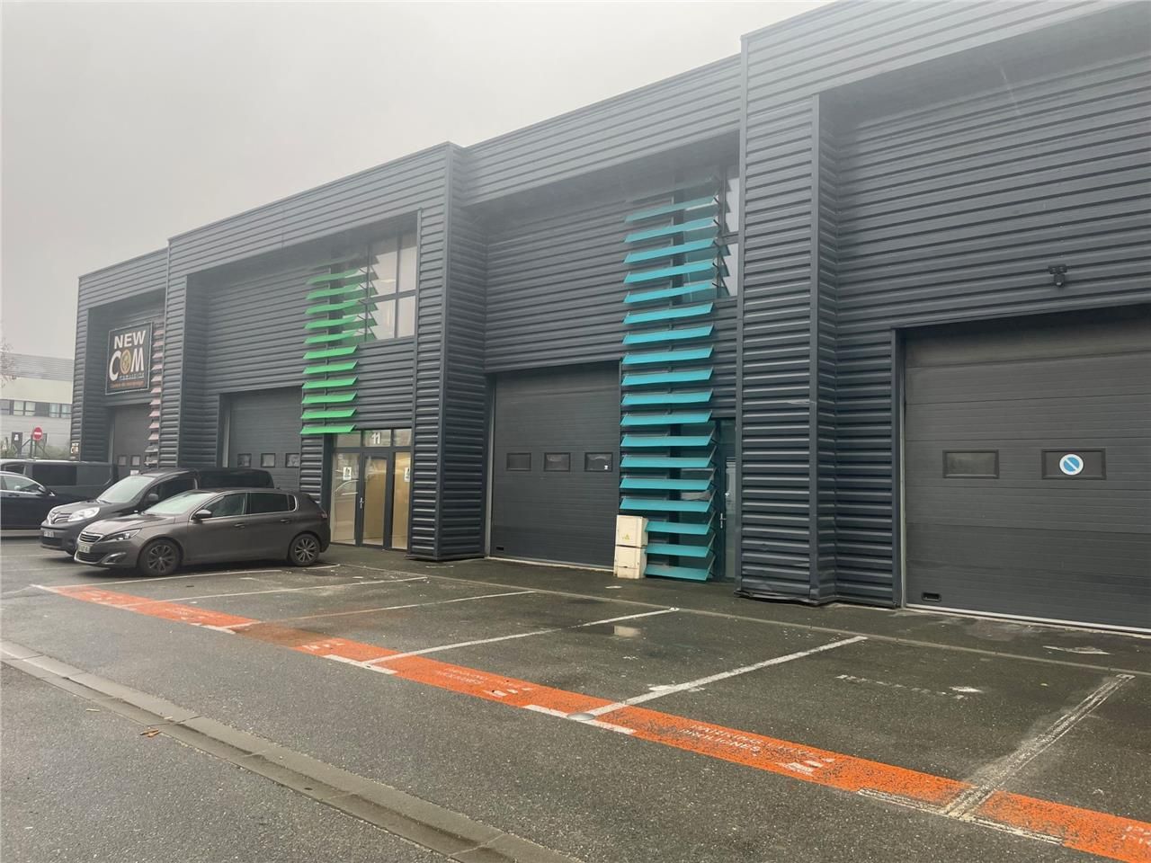 Local d'activité de 160 m2, situé au pied de l'A1