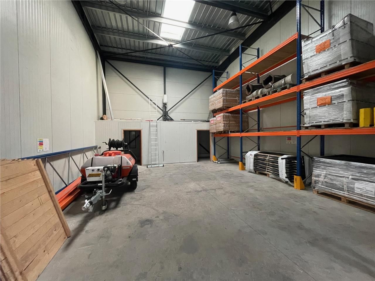 Local d'activité de 160 m2, situé au pied de l'A1