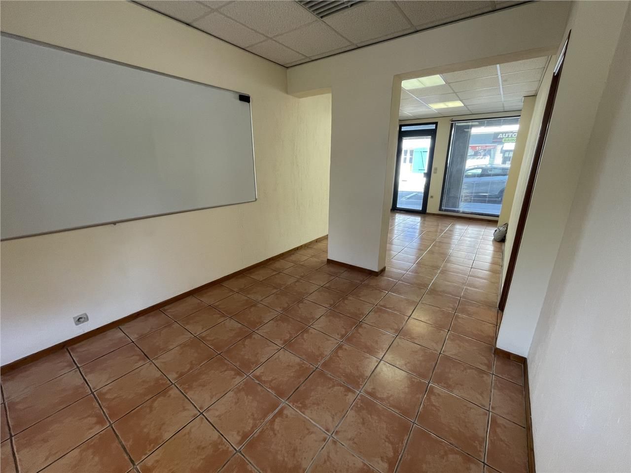 Locaux commerciaux disponibles à la location à Ev