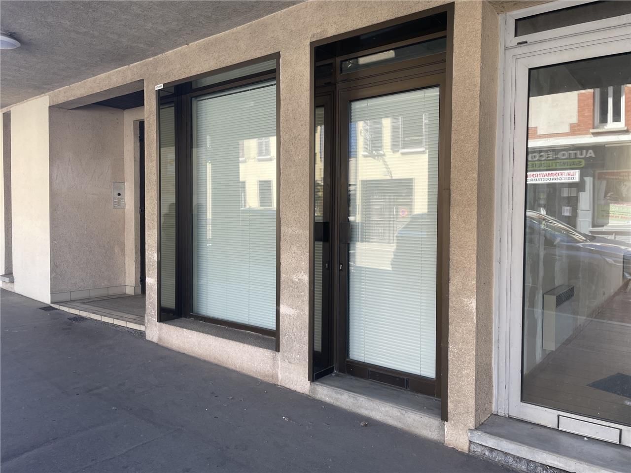 Locaux commerciaux disponibles à la location à Ev