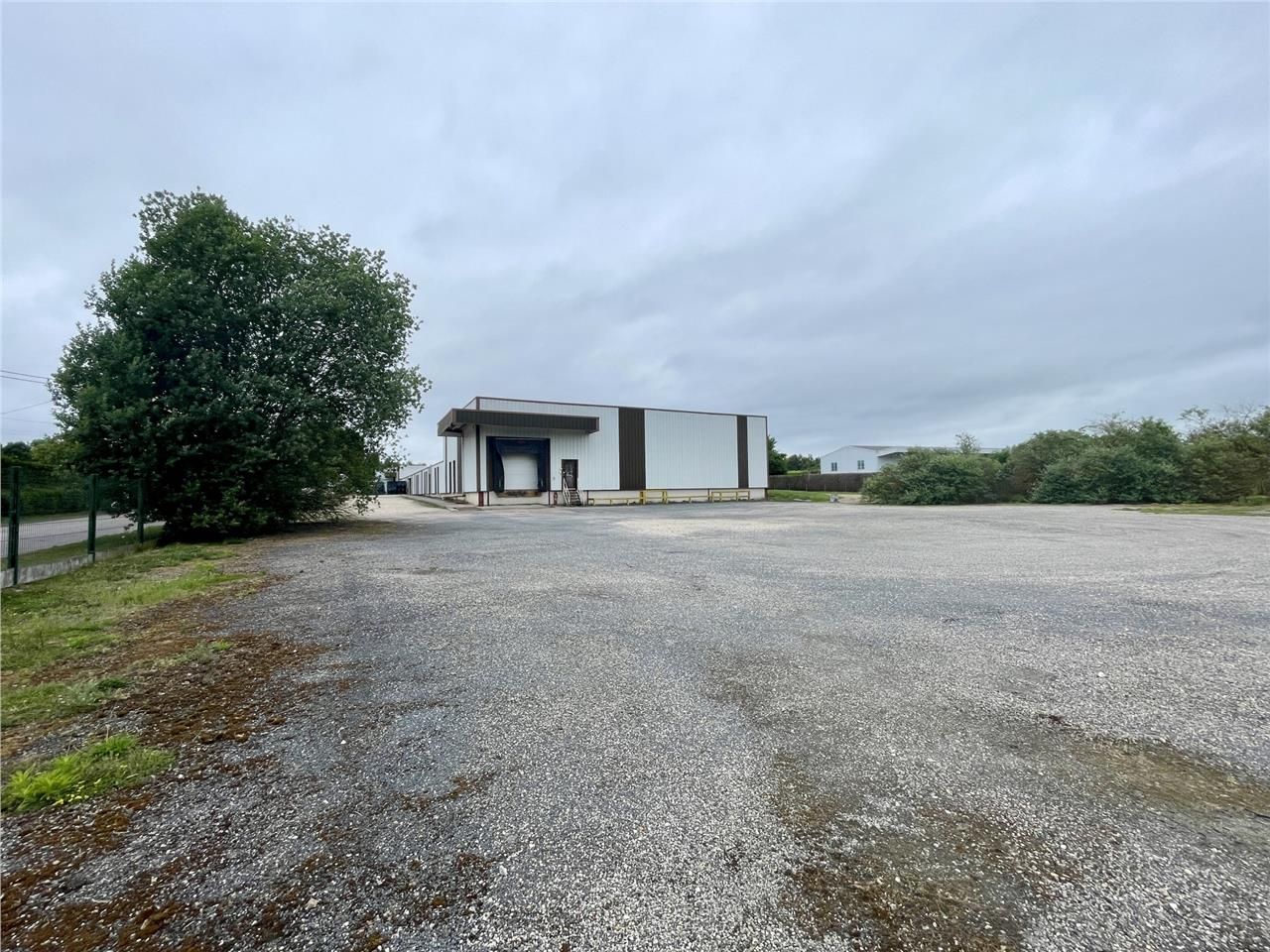 Bâtiment d'activité fonctionnel proche de l'axe A