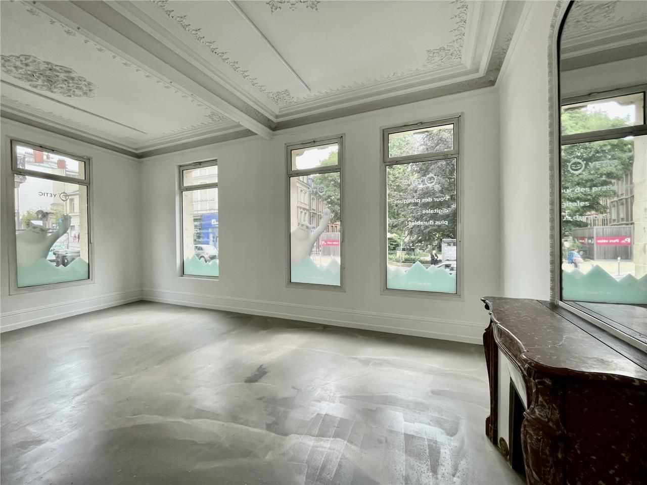 Bureaux de Local professionnel d'environ 161 m2 -