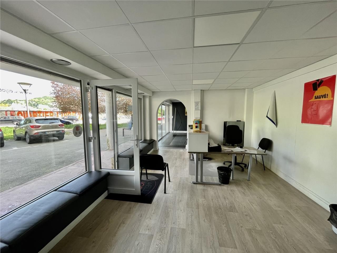 Locaux commerciaux de Local commercial - 102 m2 -