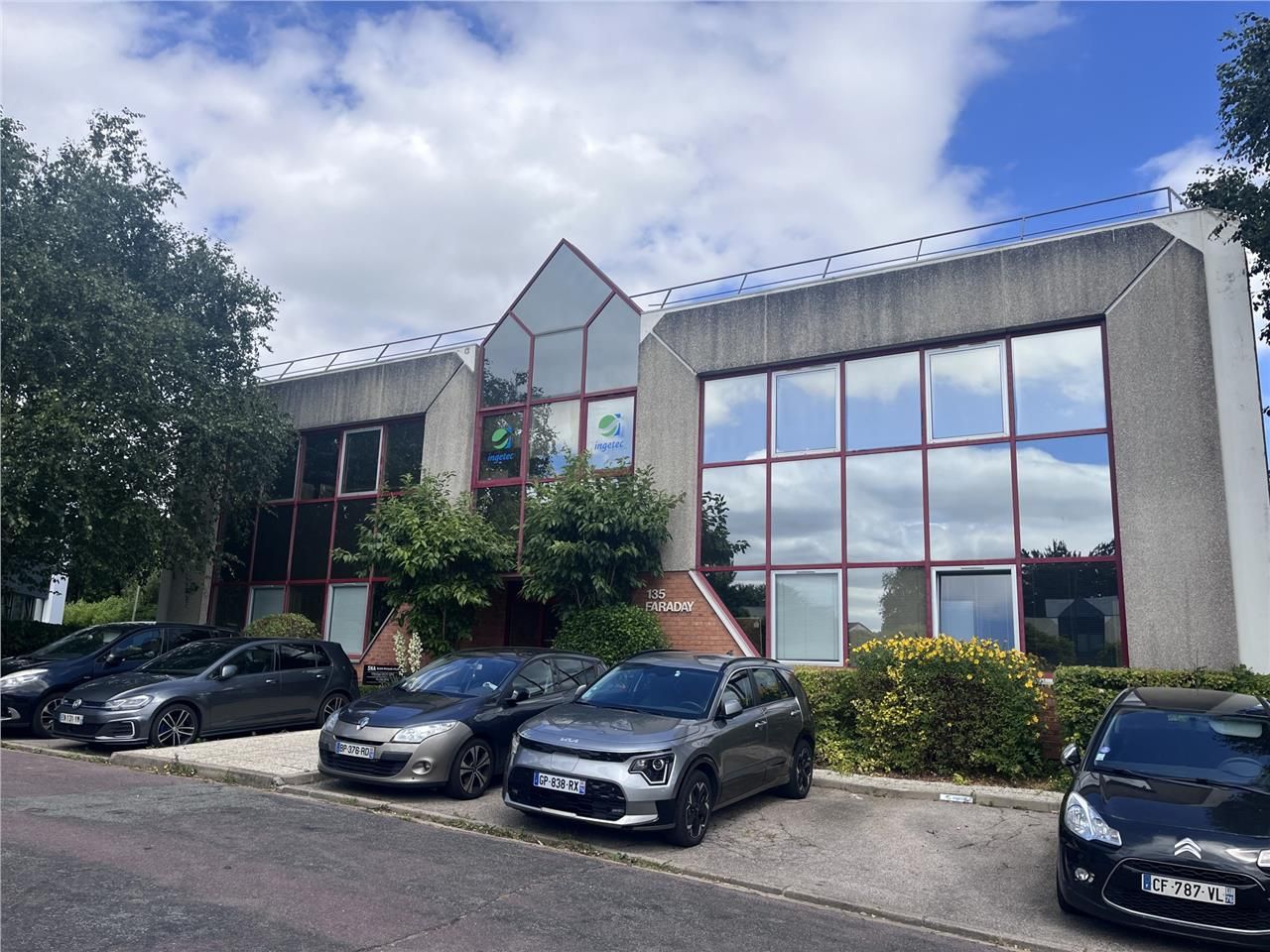 Situé au coeur du parc Tertiaire des Bocquets, en