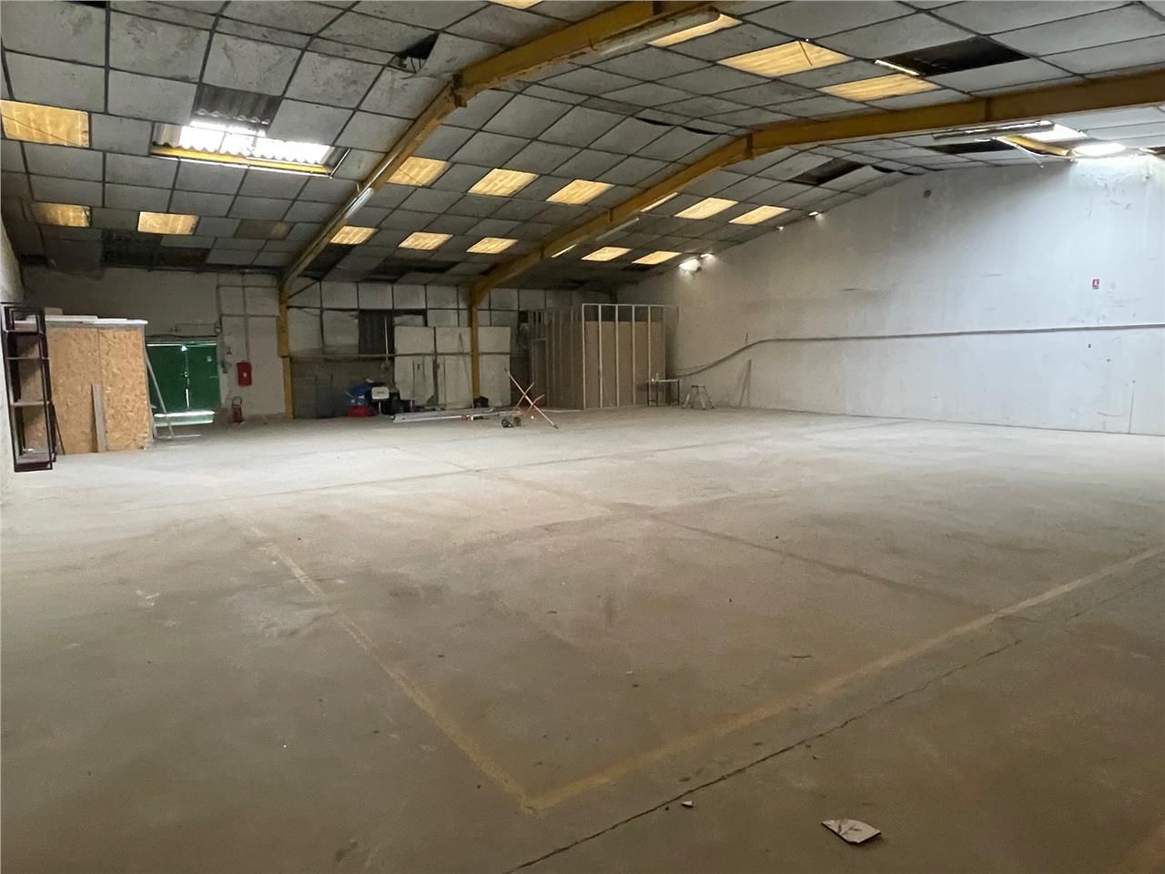 Entrepot de stockage avec quai de déchargement, p