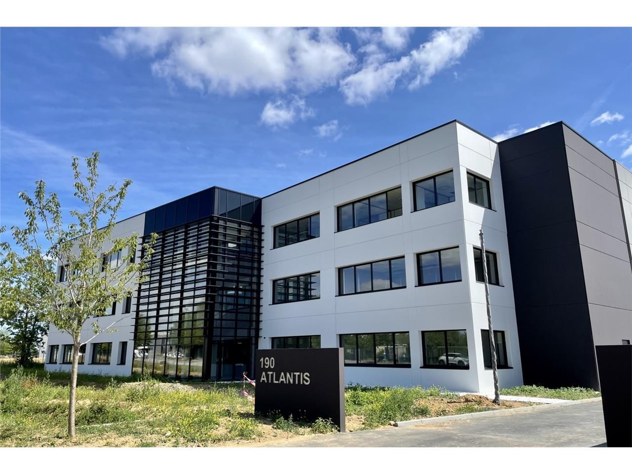 Idéalement situé, au coeur d'une zone dynamique, 