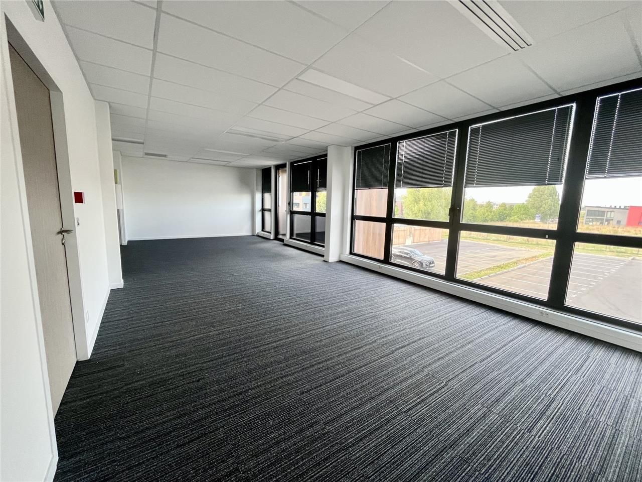 Immeuble de standing dans une zone d'activité en 