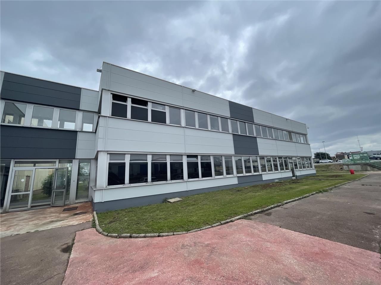 Bâtiment entièrement refait à l'intérieur avec un