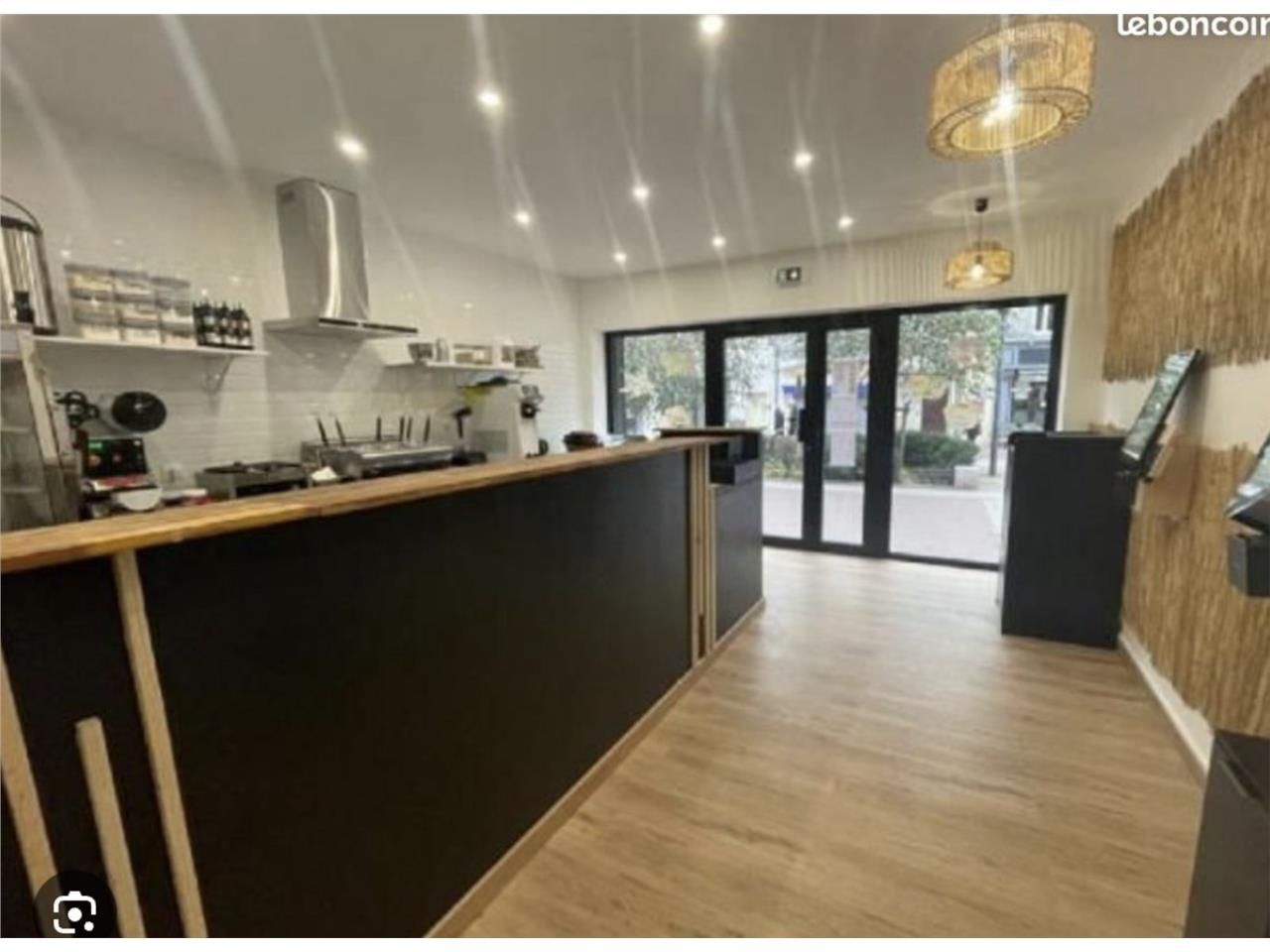 Locaux commerciaux de Local commercial - 66 m2 -