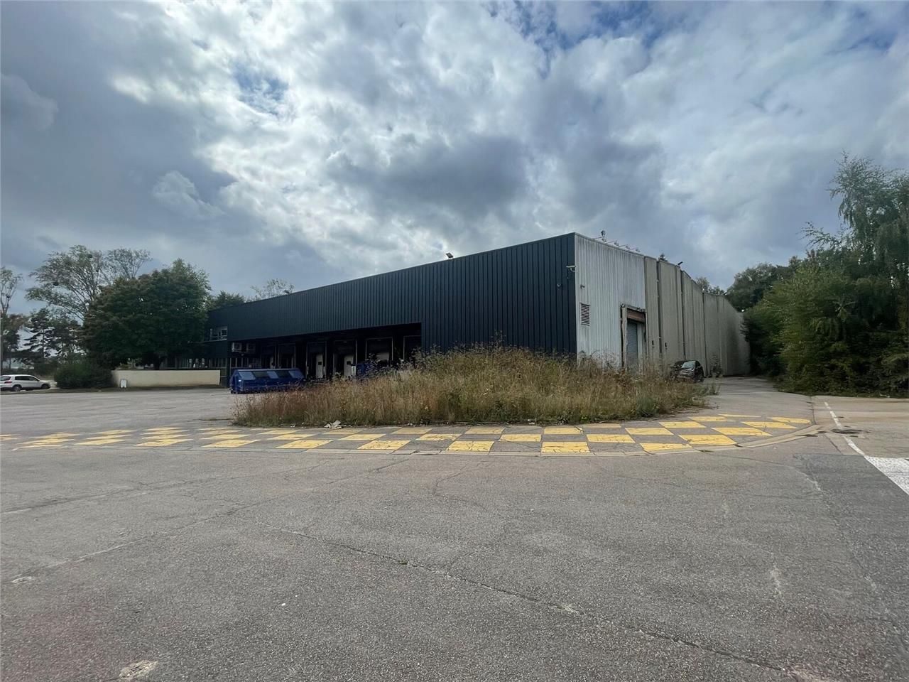 A proximité immédiate de l'A13, 1 entrepôt d'env 