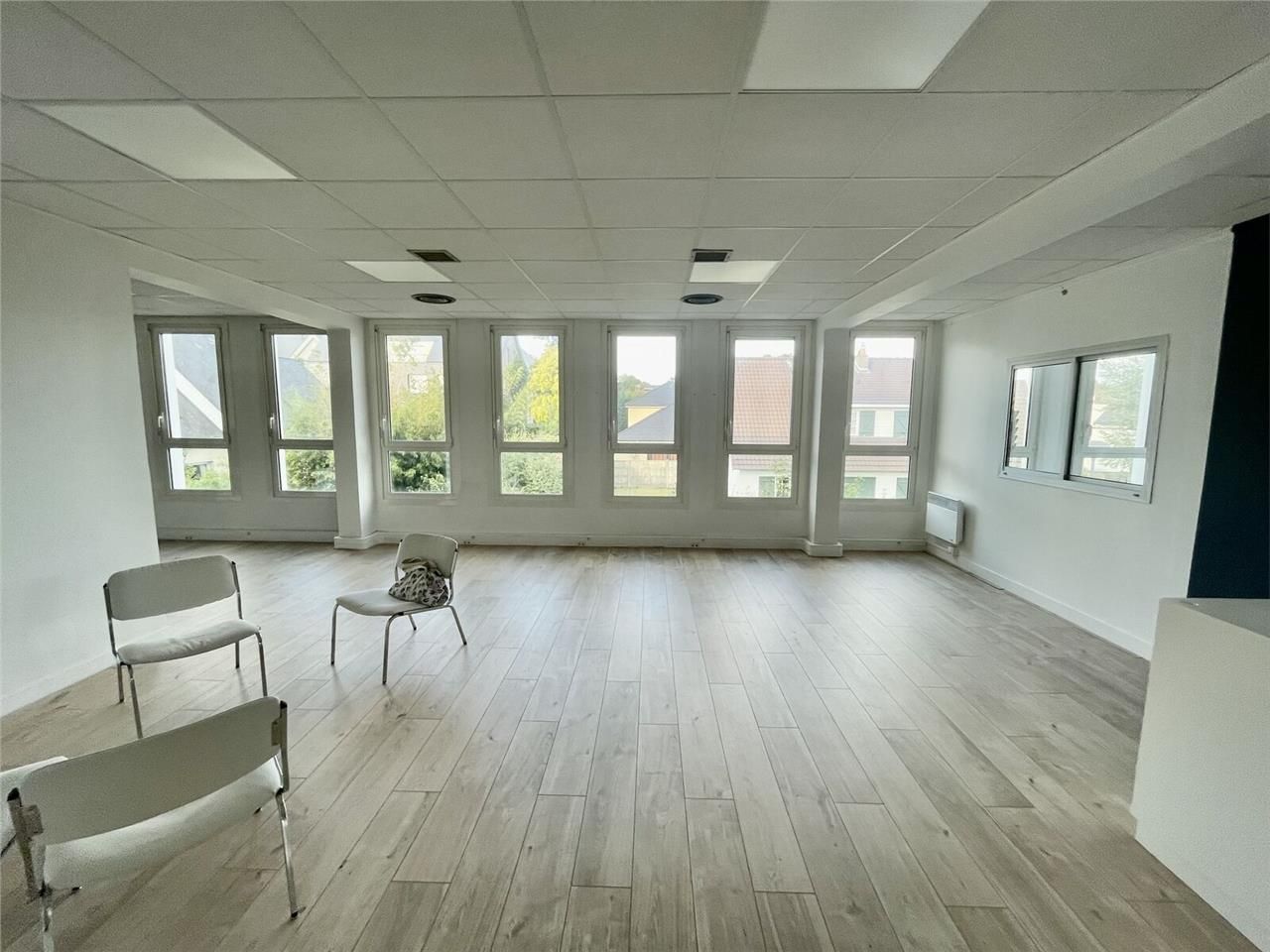 A louer, bureaux très lumineux, sur un axe straté